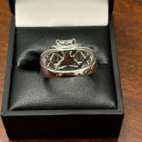 Silver Engagement Ring with Princess-Cut Diamond and Halo Design - Picture 5 of 6